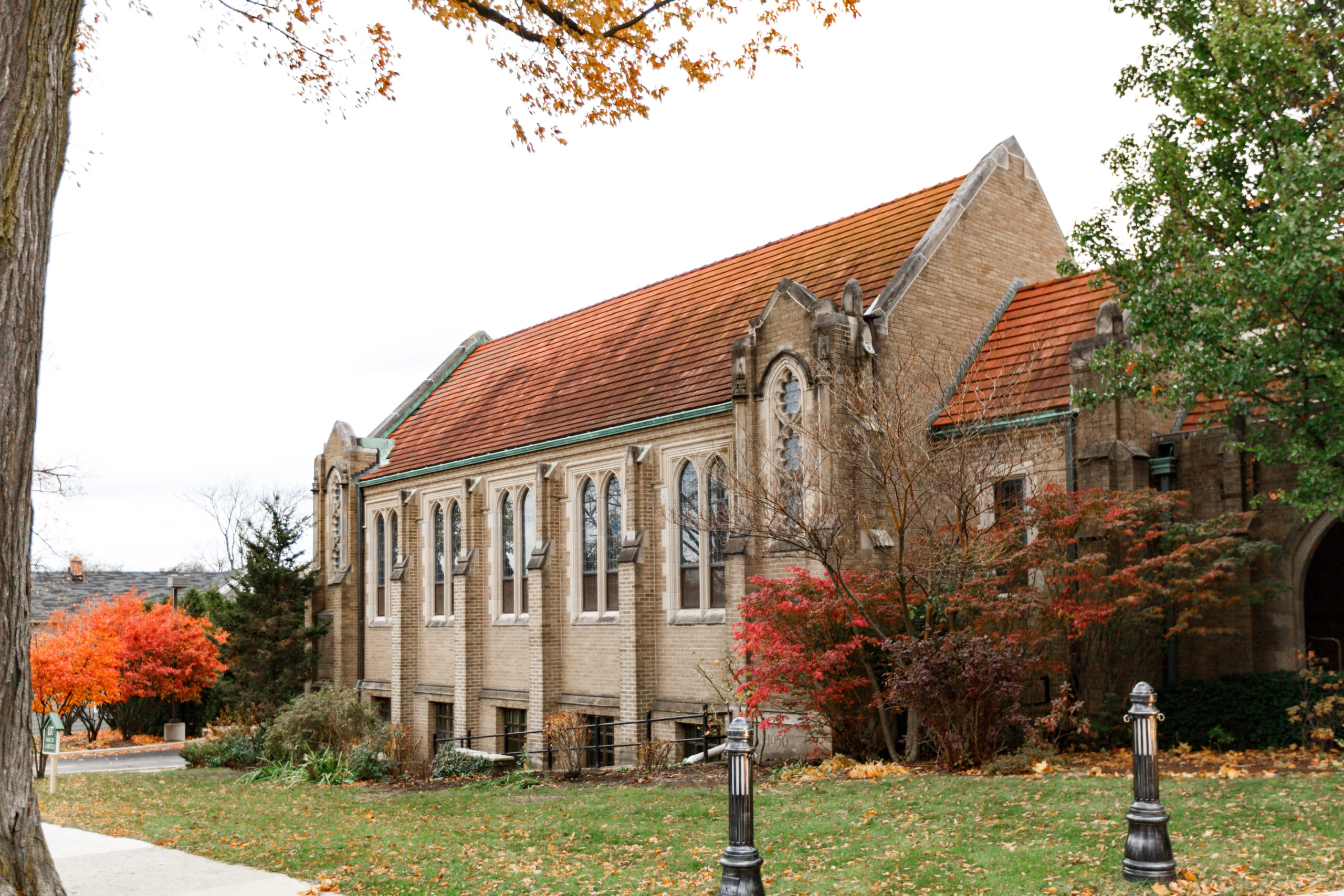 Union Church of Hinsdale exterior in Autumn